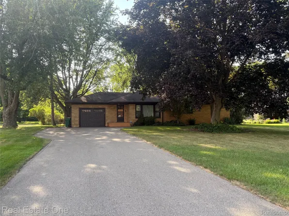 4436 Killarney Park Dr, Burton, MI 48529