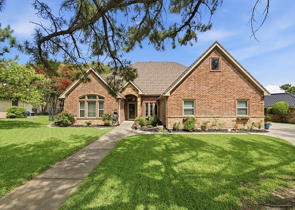 1st image of 325 Driftwood Ct