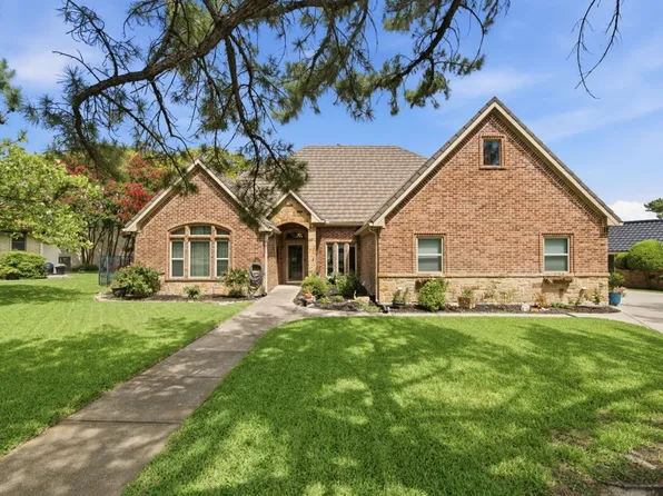 325 Driftwood Ct, Azle, TX 76020