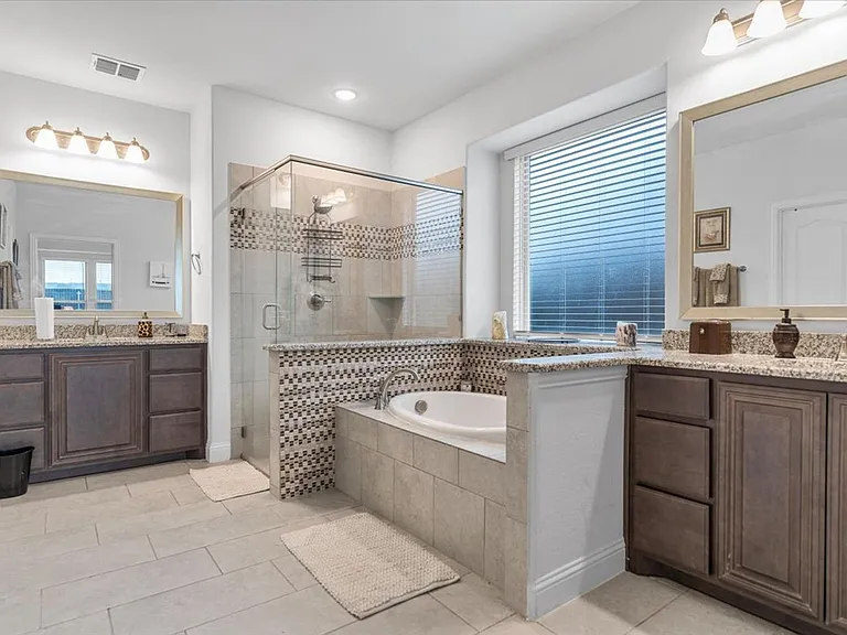 2760 Richard St — Photo 15