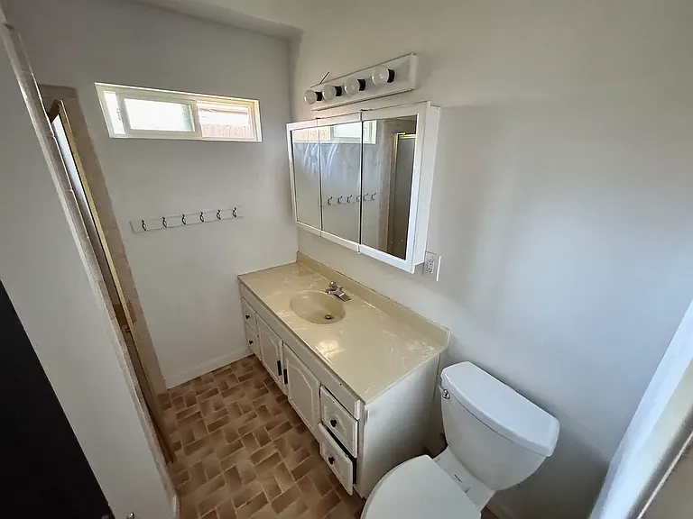 16529 San Fernando Mission Blvd — Photo 10