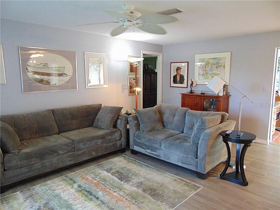 4th image of 2293 Carolyn Dr