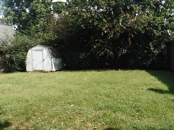 5th image of 834 Mayfair Ln