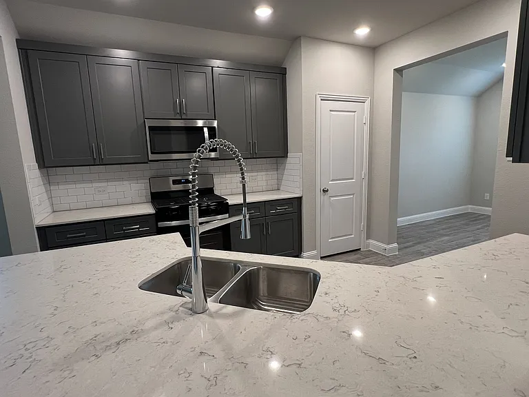 725 Amalfi Way — Photo 5
