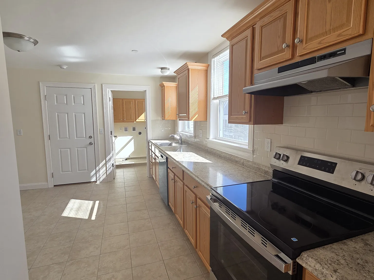 3 bed, 1200 sqft, $2,975 — Photo 2