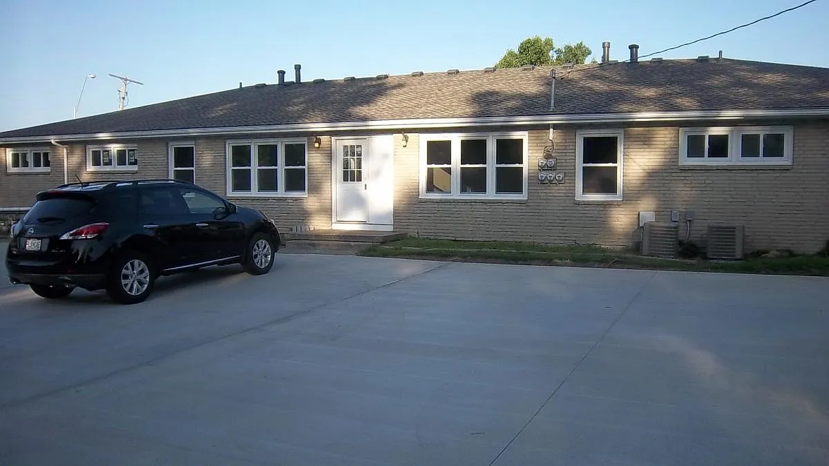 2 bed, $1,050 — Photo 2