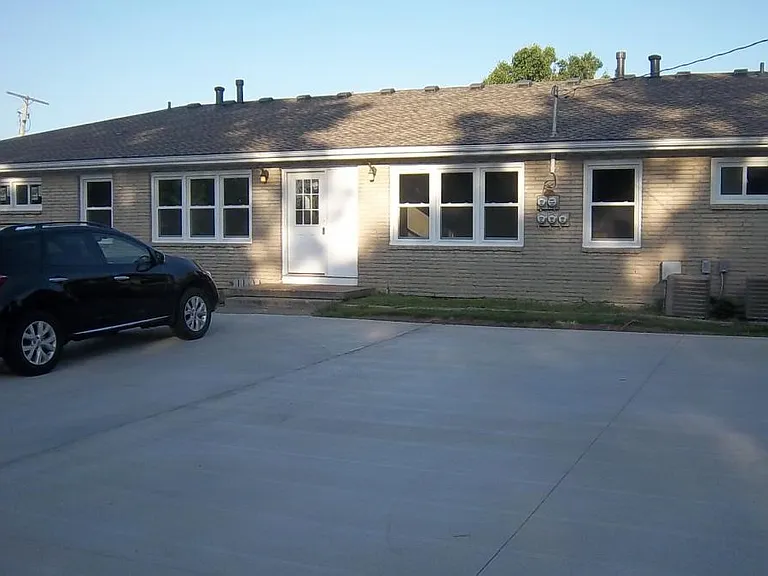 7111 N Chatham Ave — Photo 2