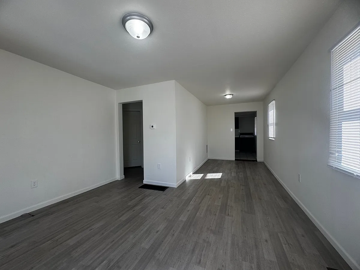 Building Photo - 502 Troy Ave