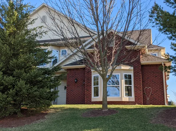 571 Grandview Ct, Pewaukee, WI 53072