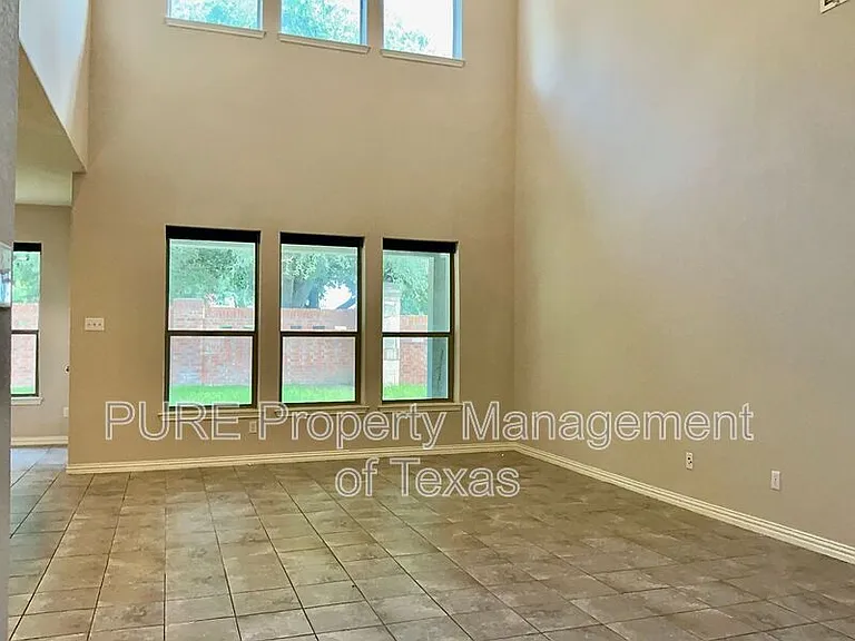 1932 Kempwood Loop — Photo 3
