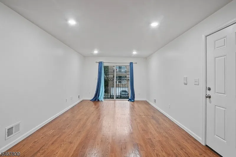 3 bed, 2.0 bath, $3,000 — Photo 3