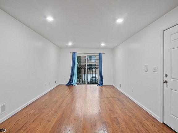 3rd image of 44 Wainwright St