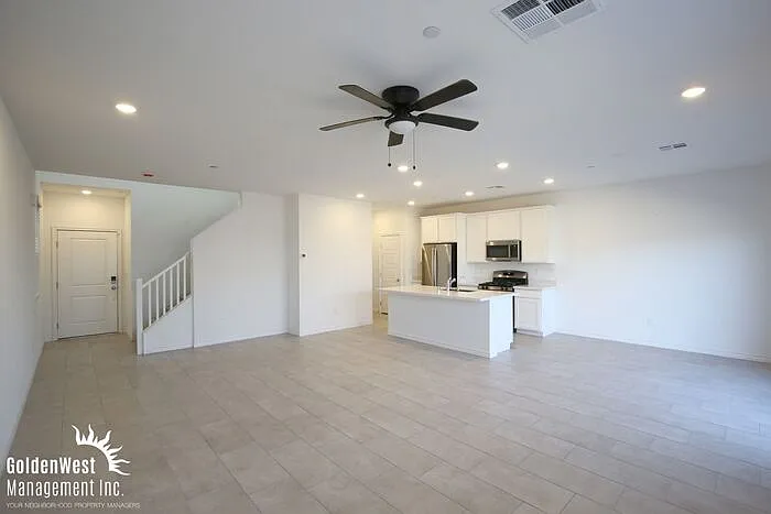 3 bed, 2.5 bath, 1724 sqft, $2,350 — Photo 2