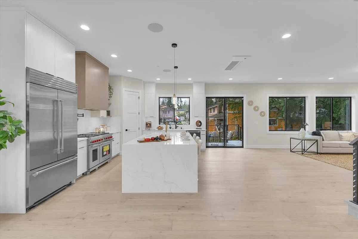 5 bed, 4.5 bath, 4000 sqft, $6,900 — Photo 1