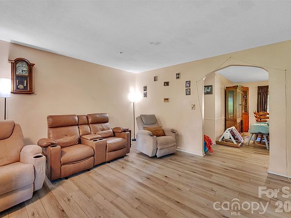 2nd image of 5301 Dellinger Cir