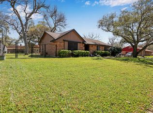 721 Sycamore St, Lake Jackson, TX 77566