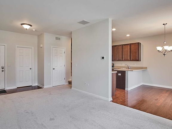 4th image of 527 Silverton Dr