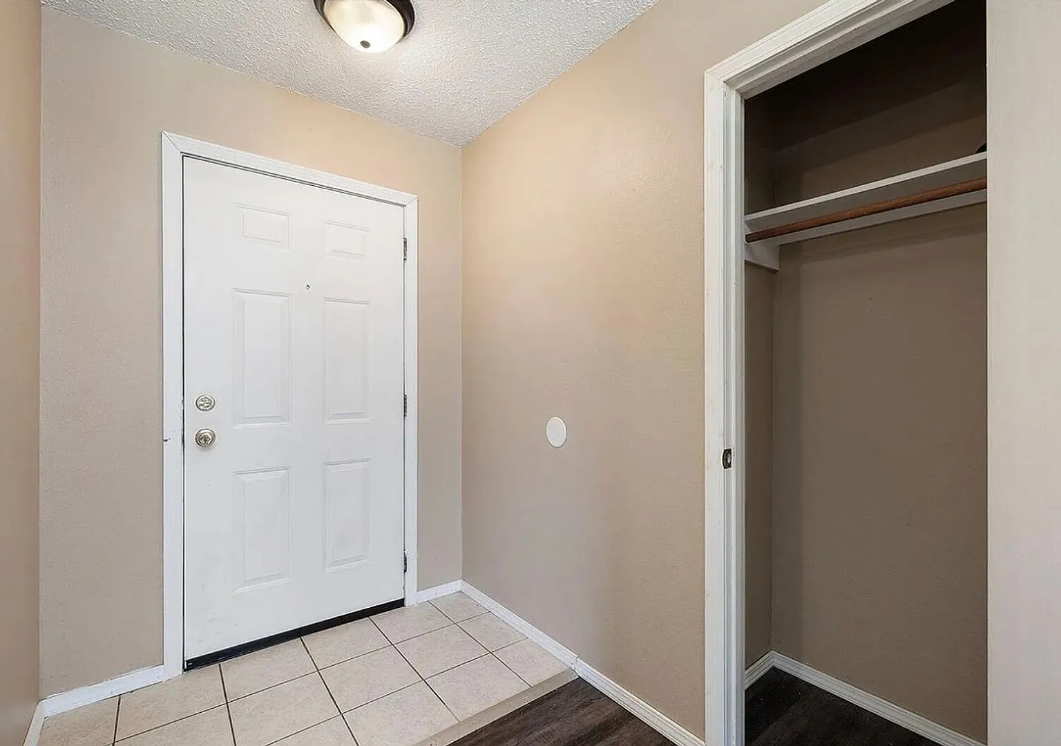 Available Now 3 bedroom 2 bath 2 car garage — Photo 2