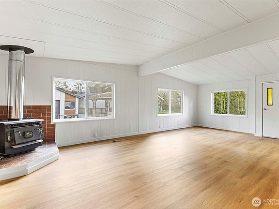 3rd image of 9527 Longmire Court SE