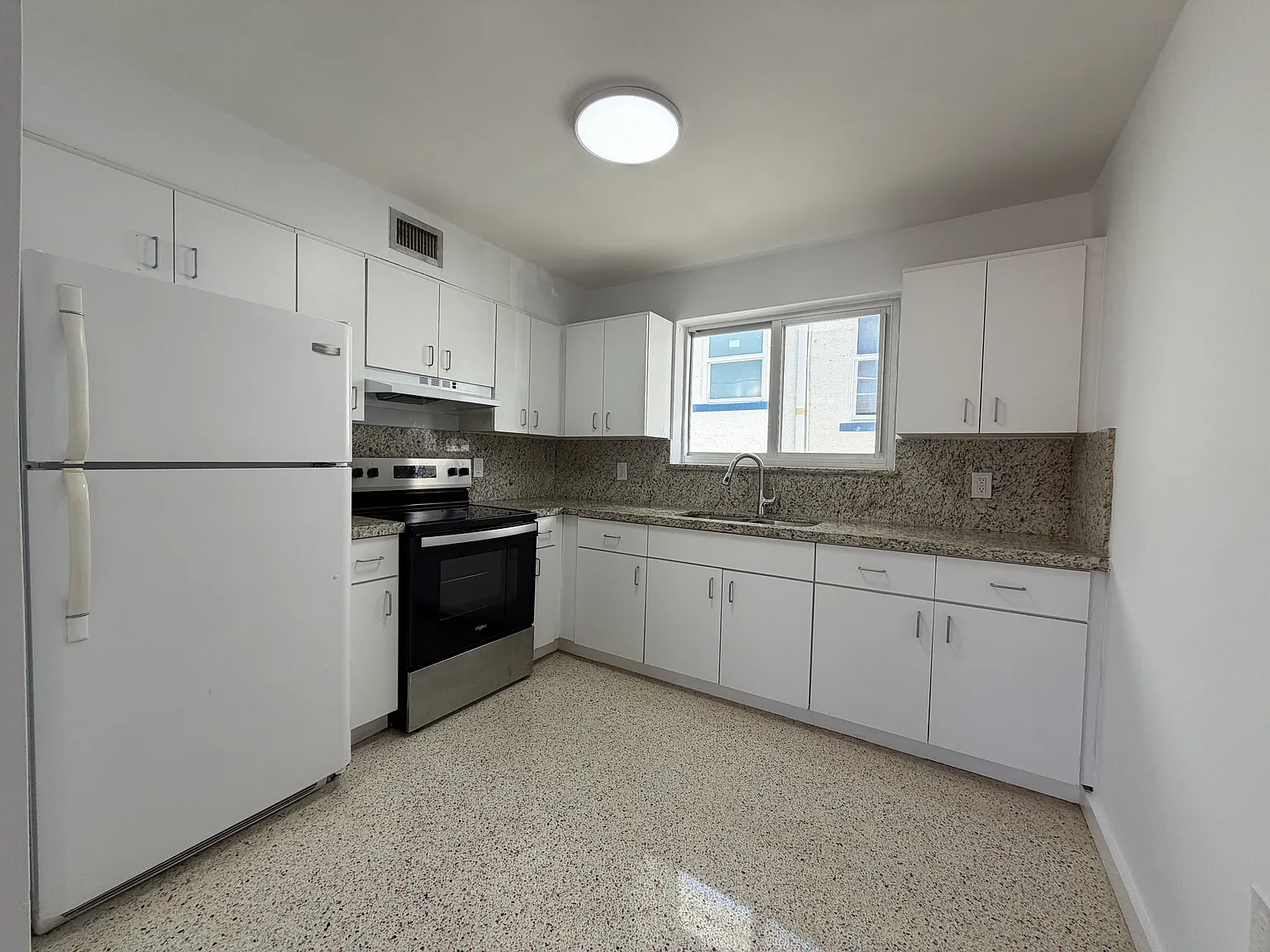 2 bed, 695 sqft, $1,950 — Photo 3
