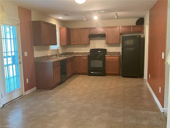 4th image of 2224 Waverly Dell Dr
