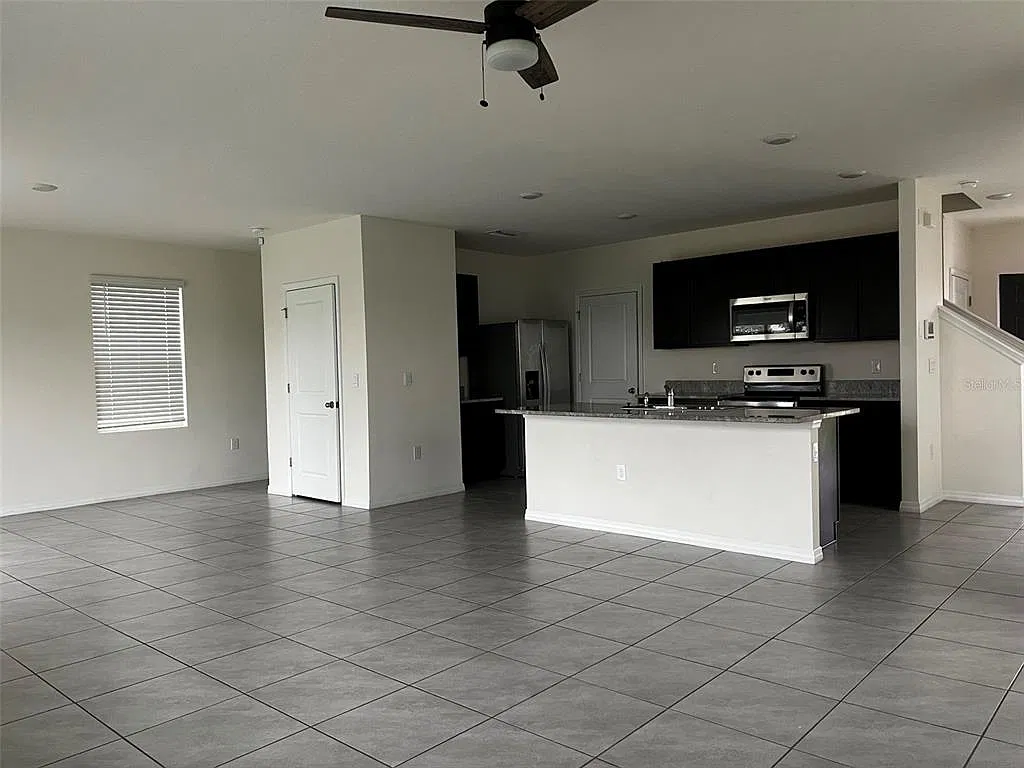 4 bed, 2.5 bath, 2260 sqft, $2,580 — Photo 4