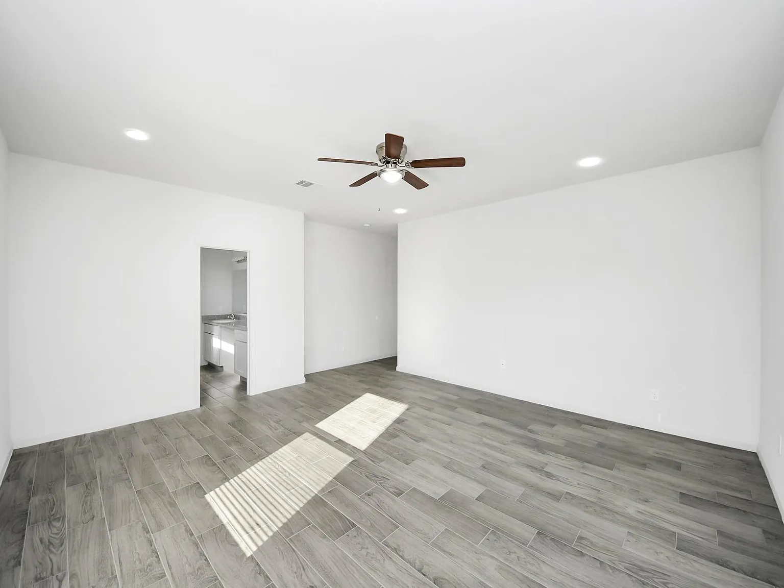 4 bed, 2.0 bath, 1994 sqft, $2,200 — Photo 4