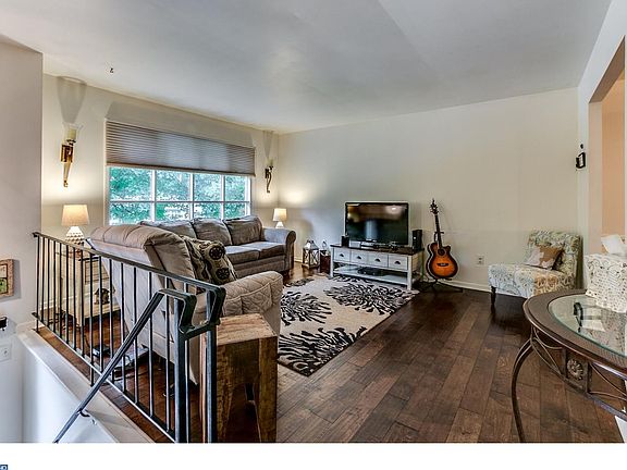 4th image of 221 E Seneca Dr