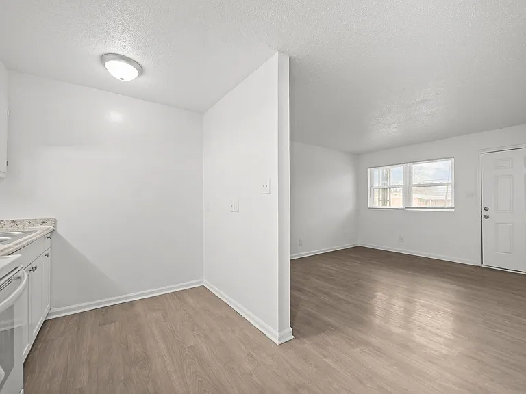 308 W Trinity Ave — Photo 15