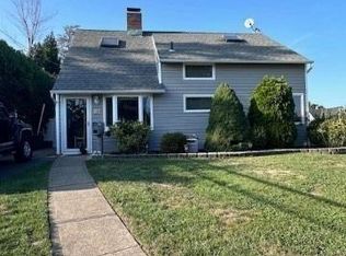 97 Woodcock Ln, Levittown, NY 11756