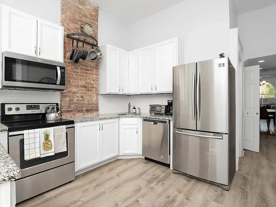 4 bed, 2425 sqft, $6,000 — Photo 2