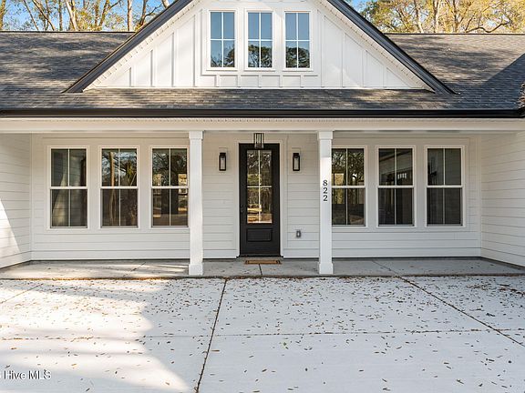 4th image of 822 Shoreline Drive W