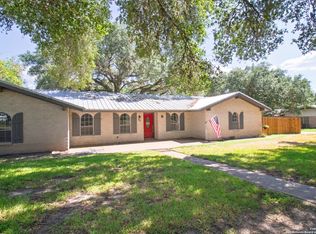 33 Encino Loma, Beeville, TX 78102