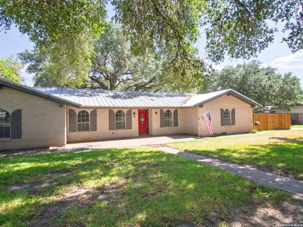 33 Encino Loma, Beeville, TX 78102