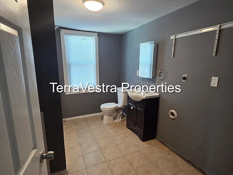 242 W Washington St — Photo 6