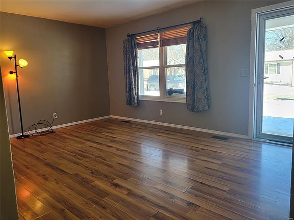 2nd image of 105 Juanita St
