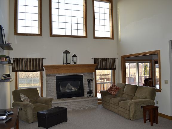 living rm w gas fireplace 