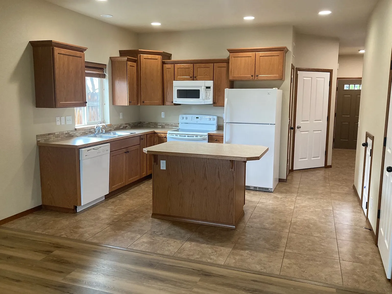 2 bed, 2.5 bath, 1259 sqft, $1,900 — Photo 4