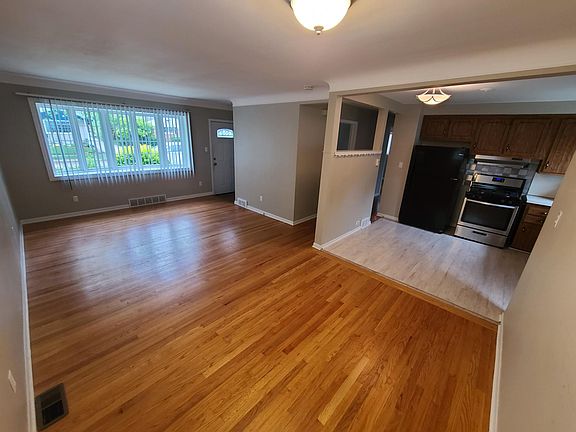 3rd image of 32501 Birkshire St