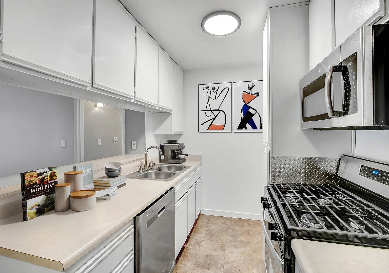 Camelot Apartments — Photo 1