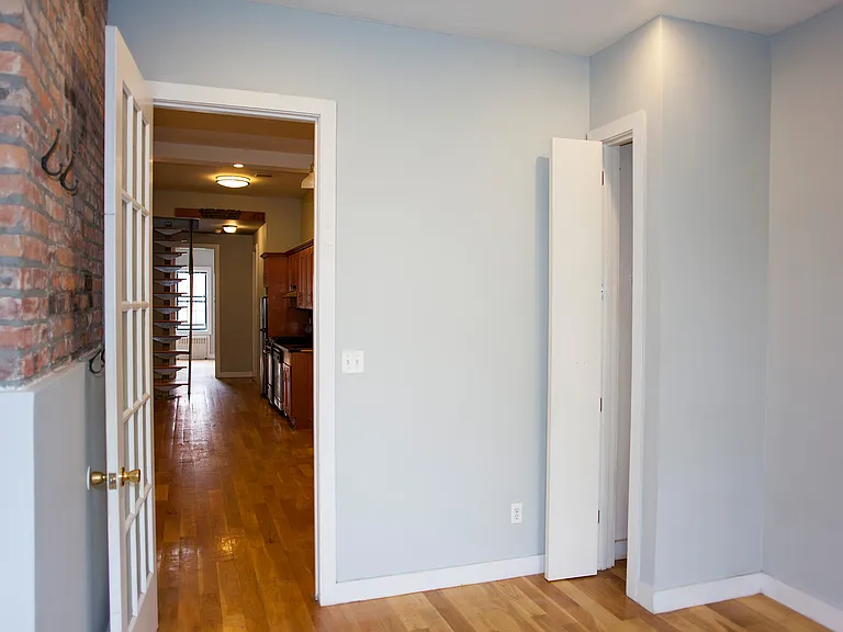 325 Melrose St #3R — Photo 9