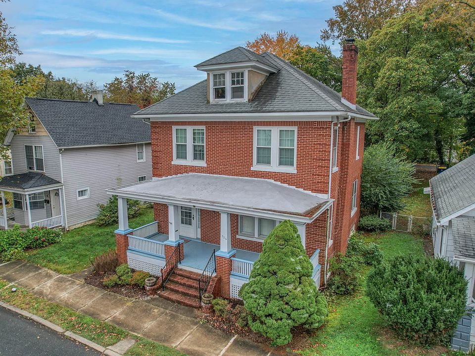 1st image of 326 N Governors Ave