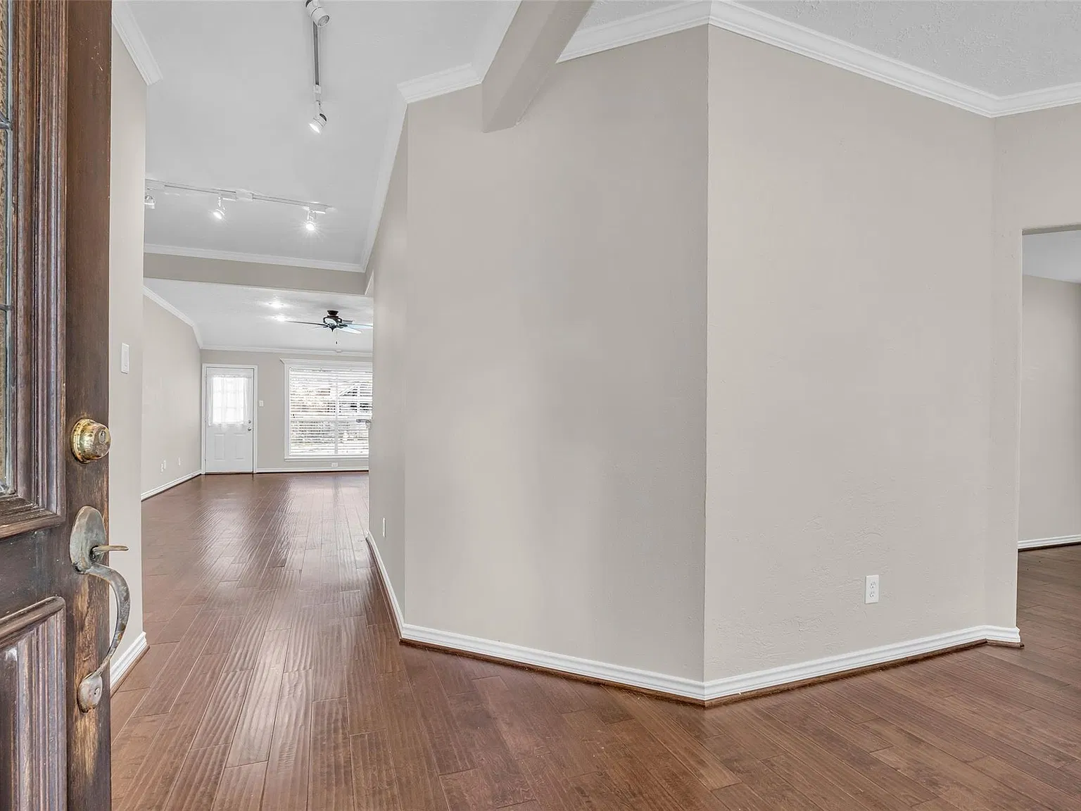 3 bed, 2.0 bath, 1690 sqft, $2,500 — Photo 3