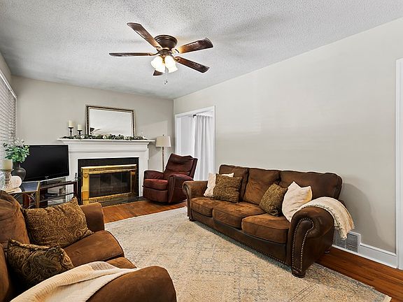 3rd image of 829 Sunset Dr