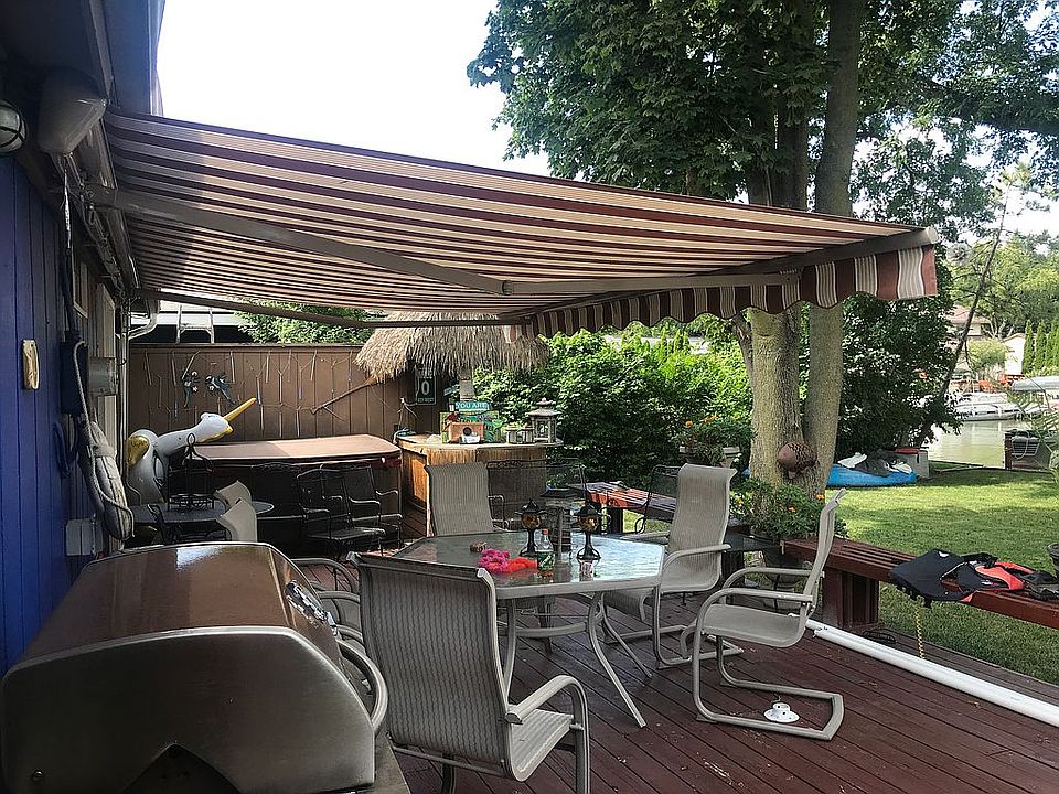 The back deck with hot tub 
