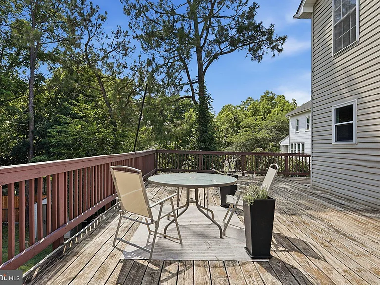 19 Fairview Ave — Photo 34