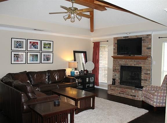 2nd image of 325 College St