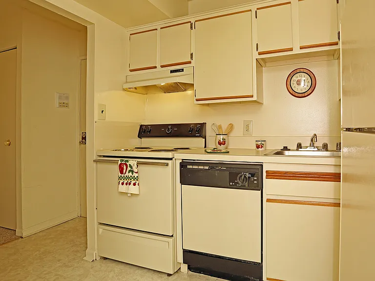 METRO TOWER APARTMENTS — Photo 9