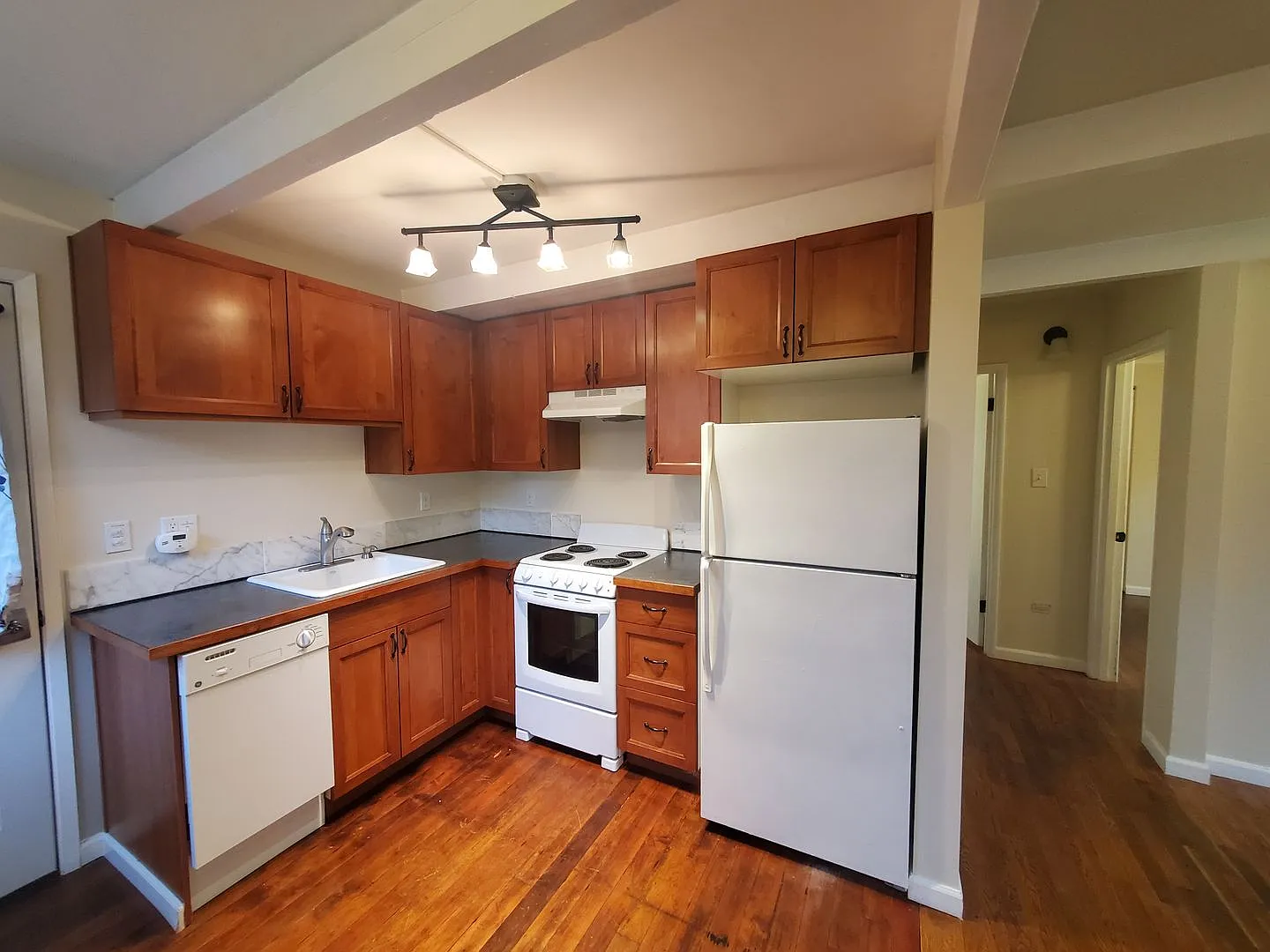 Apartment Availabile, near Children's Hospital and University of Washington — Photo 4