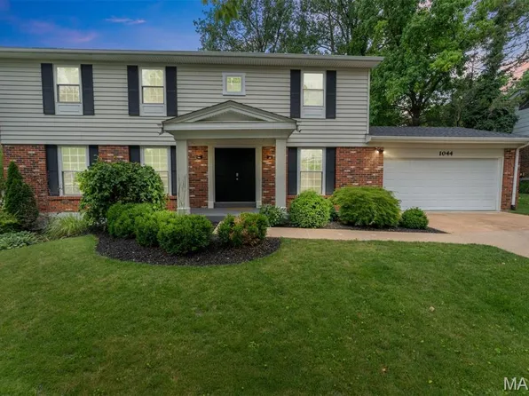 1044 Dutch Mill Dr, Ballwin, MO 63011